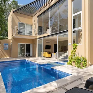 Holiday home Private Modern Villa-pool Beds-ac-internet-parking-grill 